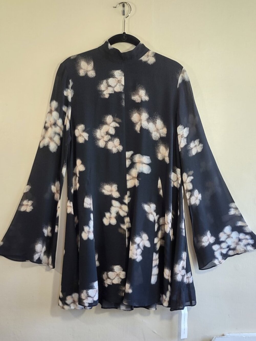 NEW Reformation Torin Mini Dress Floral Black Onyx Bell Sleeves Minimalist Small - Picture 4 of 10